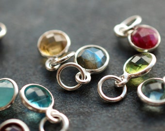 Geburtsstein Anhänger 925 Silber – kleiner Schmuckstein-Charm – TINY GEMS – Schmuckgeschenk für Mama