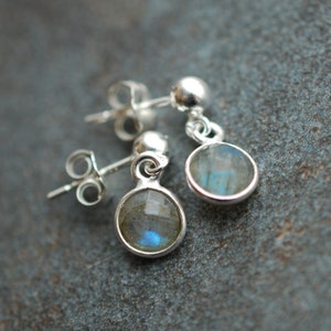 Silberne Edelstein-Ohrstecker Labradorit / Weihnachtsgeschenk Frauen / 925er Silber / handgemachte Geschenke