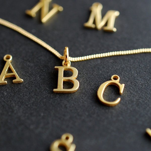 INITIALE . Personalisierte Kette mit Buchstaben-Anhänger. 24 k vergoldete Sterlingsilber . Geschenke für Frauen