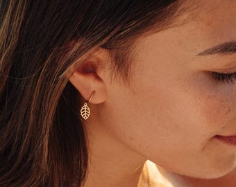 Leaf-earrings . Dainty creole studs with leaf-pendants / Christmas gifts / gifts for her