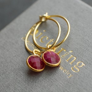 Pendientes de aro de color rubí, piedra natal de julio | Pendientes minimalistas de plata de ley chapada en oro de 18 quilates
