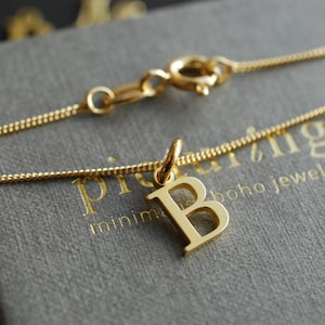 INITIALE . Personalisierte Kette mit Buchstaben-Anhänger. 24 k vergoldete Sterlingsilber . Geschenke für Frauen Bild 6