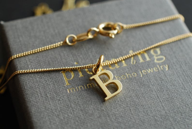 INITIALE . Personalisierte Kette mit Buchstaben-Anhänger. 24 k vergoldete Sterlingsilber . Geschenke für Frauen Bild 6