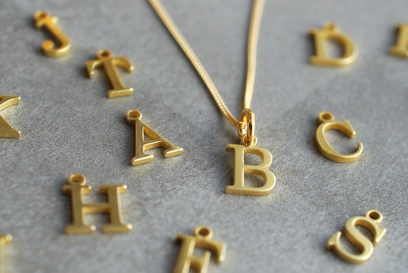 INITIALE . Personalisierte Kette mit Buchstaben-Anhänger. 24 k vergoldete Sterlingsilber . Geschenke für Frauen Bild 5