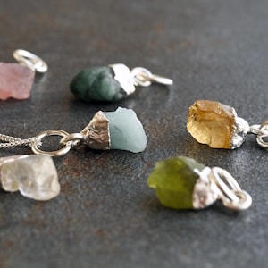 Hanger met ruwe edelsteen – AVA | Sterling zilver | optionele ketting