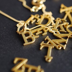 INITIALE . Personalisierte Kette mit Buchstaben-Anhänger. 24 k vergoldete Sterlingsilber . Geschenke für Frauen Bild 4