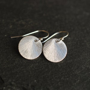 Silberne Plättchen-Ohrringe gebürstet . Sterling Silber . Boho Ohrringe . Geschenke für Frauen Bild 5