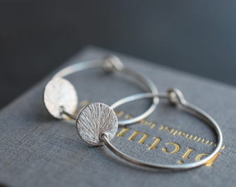 NIA – featherlight hoops in recycled sterling silver with fine discs · delicate earrings · minimalist jewelry
