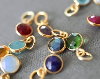 Geburtsstein-Anhänger aus vergoldetem Silber TINY GEMS | beidseitig facettierte Charms | Schmuckgeschenk