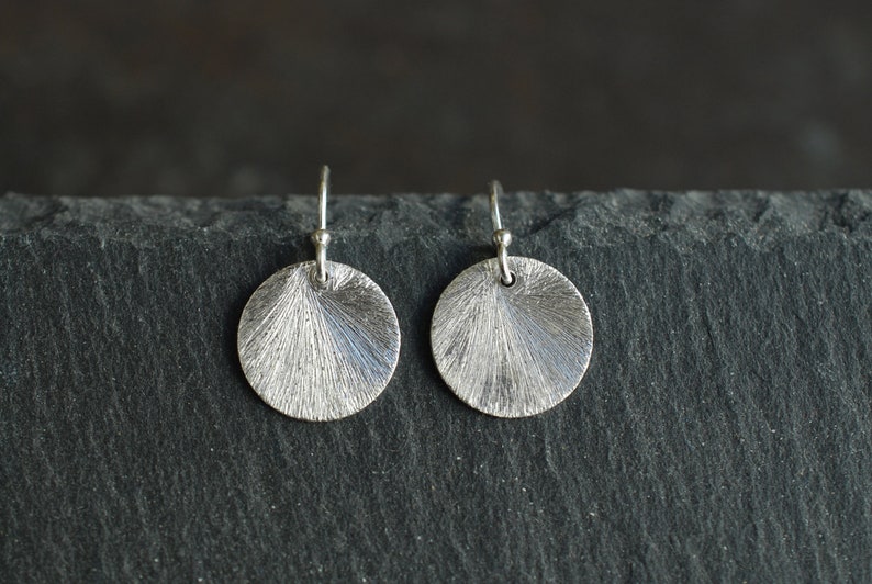 Silberne Plättchen-Ohrringe gebürstet . Sterling Silber . Boho Ohrringe . Geschenke für Frauen Bild 3