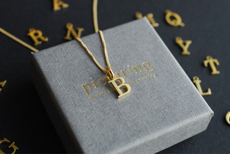 INITIALE . Personalisierte Kette mit Buchstaben-Anhänger. 24 k vergoldete Sterlingsilber . Geschenke für Frauen Bild 3