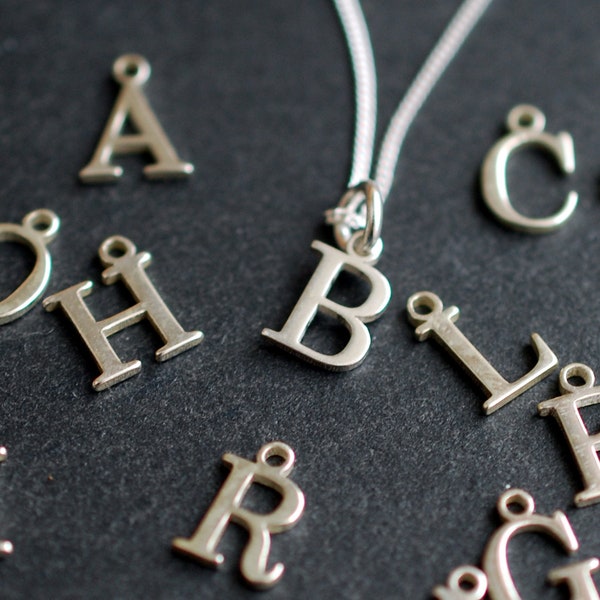 INITIALE . Zarte Silber-Kette mit Buchstaben-Anhänger. Weihnachtsgeschenke . personalisierte Geschenke für Frauen