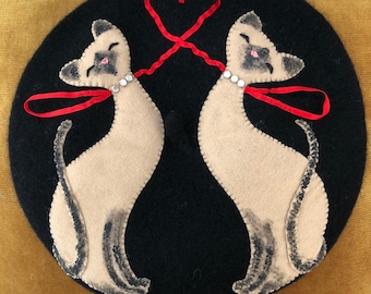 Vintage 50er Jahre Baskenmütze, handgefilzte Katzen Applikation