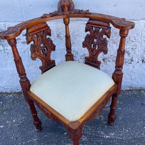 Silla de esquina antigua de madera tallada con cabeza de dama