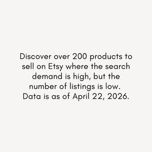 Pode incluir: Texto em fundo creme: "Descubra mais de 200 produtos para vender no Etsy, onde a procura de pesquisa &eacute; alta, mas o n&uacute;mero de listagens &eacute; baixo. Dados de 22 de abril de 2026."
