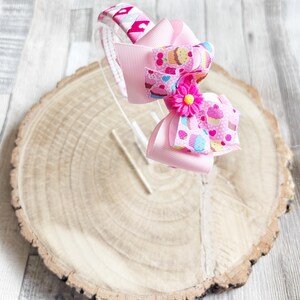 Faixa de cabelo Sweet Treats | Faixa de cabelo com laço de cupcake feita à mão para meninas | Acessório de cabelo antiderrapante rosa