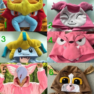 Puede incluir: Una colección de seis sudaderas con capucha de forro polar con varios diseños de personajes. Las capuchas incluyen detalles de felpa como orejas, cuernos y rasgos faciales bordados en colores como rojo, amarillo, rosa, azul y marrón, representando diferentes criaturas.