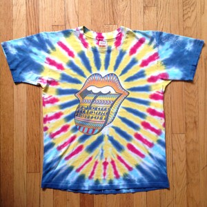 Authentic Vintage ROLLING STONES Distressed Tie-Dyed Concert Tee sz L 1997 Bridges To Babylon Tour with Hieroglyphic Lips and Tongue!