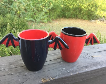 Vasos de murciélago hechos a mano: decoraciones de cerámica con tatuajes de Halloween (juego de 2)