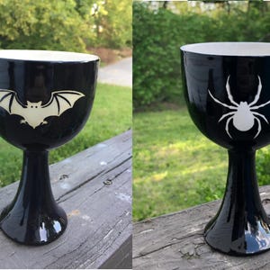 手作りの黒い蜘蛛またはコウモリの陶器製聖杯：祭壇用カップ