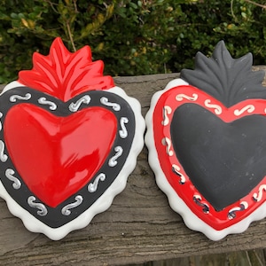 Placa de pared con diseño de Sagrado Corazón en rojo, negro y plata, hecha a mano, cerámica de Ohio, EE. UU., tatuaje