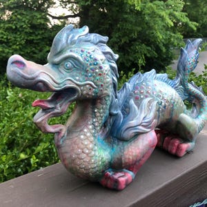 Escultura de dragón japonés asiático con colores de sirena, decorada por la artista local Alison Stittsworth-Hall, cerámica, tatuaje