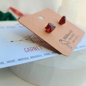 GARNET - (Steinbock) Einzigartige und wunderschöne RAW CRYSTAL Ohrstecker. Sterling Silber / 14 Karat Gold gefüllt, perfektes Geschenk! Optional auch Geburtssteinkarte