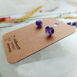 AMETHYST - (Wassermann) einzigartige und wunderschöne RAW CRYSTAL Ohrstecker. Sterling Silber / 14 Karat Gold gefüllt, perfektes Geschenk! Optionale Geburtssteinkarte