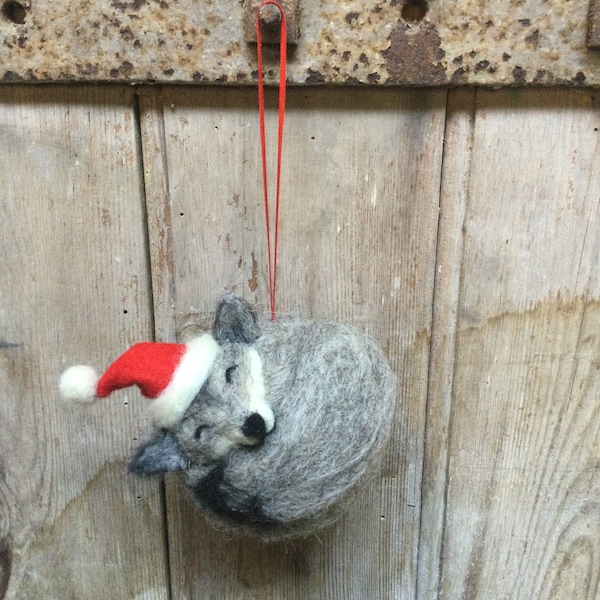 Décoration suspendue loup gris en feutre aiguilleté Décoration d'arbre de Noël faite à la main à partir de laine de mouton