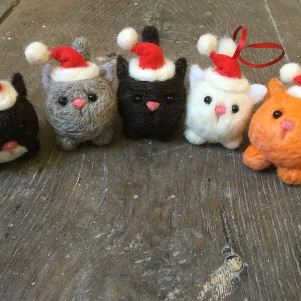 Aiguille feutrée chat décoration de Noël ornement d’arbre de Noël fait à la main à partir de laine de mouton