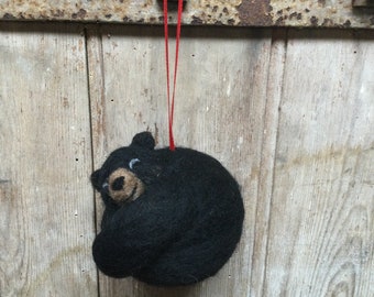 Adorno colgante de oso negro de fieltro con aguja, hecho a mano, para árbol de Navidad.