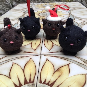 羊毛から手作りされた黒子猫/猫のニードルフェルト装飾またはキーホルダー
