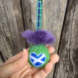 Distel Handarbeit mit Herz Saltire Nadel gefilzt Ornament mit einem Tartan Band hängen