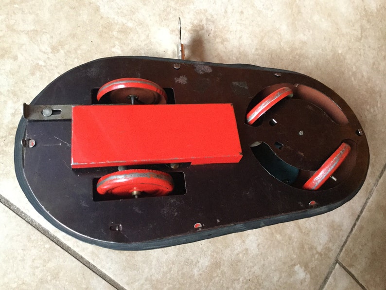 Antique 1930 Lindstrom Tin Wind Up Skeeter Bumper Car Toy with Drivers