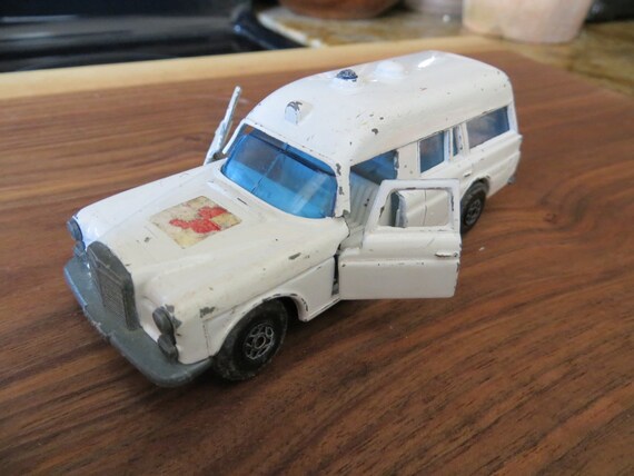 matchbox mercedes benz ambulance
