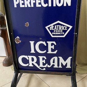 Antiguo cartel original de acera de los años 30, helado de perfección, esmalte de porcelana, en soporte