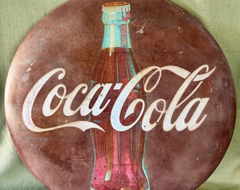Letrero de botón de Coca Cola de 25 pulgadas con pátina perfecta, original, de la década de 1950.