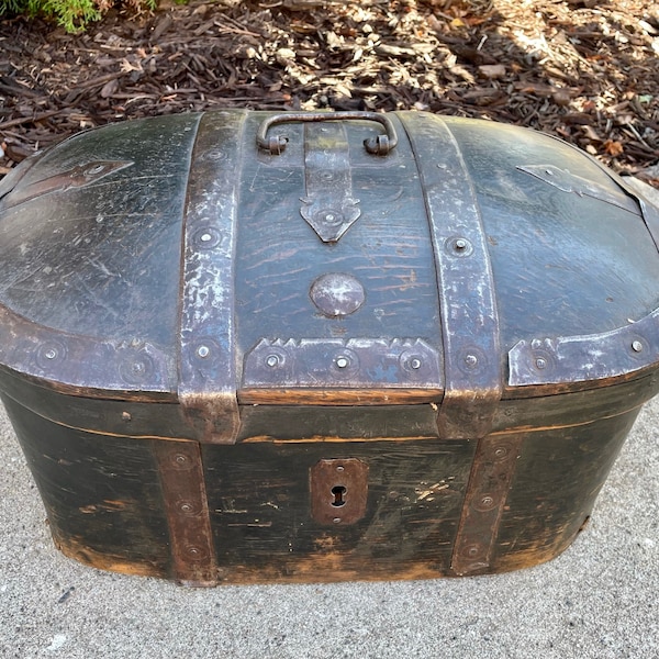 1804-1807 Painted Swedish Bent Wood Coffer, Travel Trunk with Iron Strap Hinges