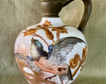 Impresionante jarra antigua de cerámica bohemia pintada a mano con un pájaro.