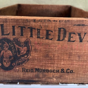 Antyczna reklamowa skrzynka Little Devils