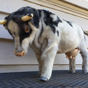 Moooo Cow. vintage 1950 Japanese Battery Op Tin Cow, As found