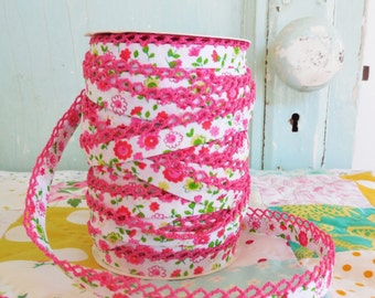 Nastro sbieco a doppia piega con bordo all&#39;uncinetto floreale fucsia (n. 62). Tessuto floreale rosa. Calico rosa. Rosa e verde. Floreale rosa e verde.