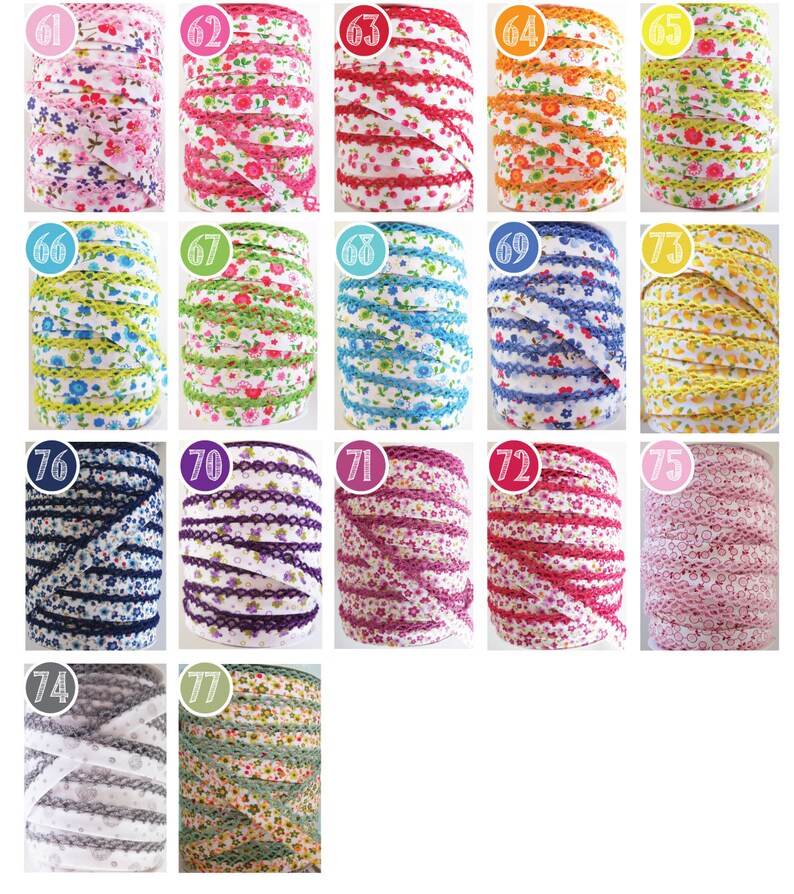 Peut inclure: Une collection de 15 bobines de ruban blanc avec diff&eacute;rents motifs floraux color&eacute;s et une bordure en dentelle. Les bobines sont num&eacute;rot&eacute;es de 61 &agrave; 77.