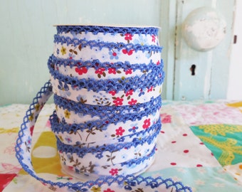 Nastro sbieco a doppia piega all&#39;uncinetto con motivo floreale blu (n. 69). Rifinitura per trapunte. Fiori blu. Blu e rosso. Tessuto a fiori. Tessuto di calicò.