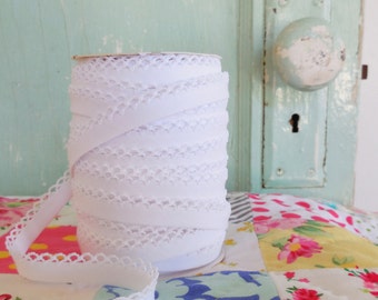 Cinta al bies de doble pliegue con borde de crochet blanco (n.° 41)