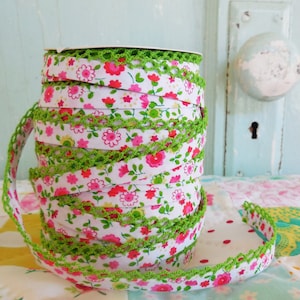 Cinta al bies doble doblada con borde de ganchillo verde y estampado floral fucsia (n.º 67). Tela floral verde. Rosa y verde. Tela de calico floral.