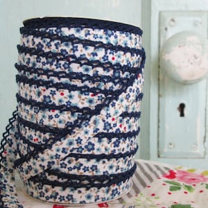 Cinta al bies doble con borde de ganchillo Woodland Navy (n.º 76). Tela floral azul. Calico azul. Cinta al bies floral azul. Ribete de colcha azul.