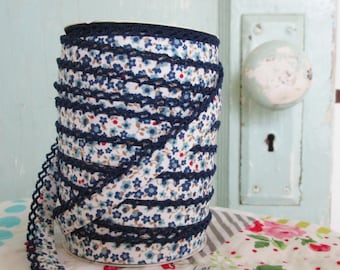 Nastro sbieco doppio piegato all&#39;uncinetto blu navy Woodland (n. 76). Tessuto floreale blu. Calico blu. Sbieco floreale blu. Rilegatura trapuntata blu.