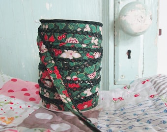 Christmas Green Crochet Edge Bias Tape (No 301). Christmas Fabric.  Christmas Trim.  Poinsettia Fabric. Christmas Floral.