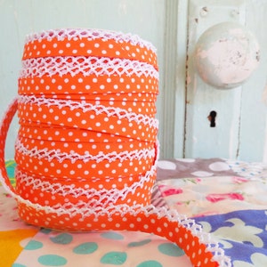 Cinta al bies de doble pliegue con borde de crochet y lunares naranjas (n.º 5)